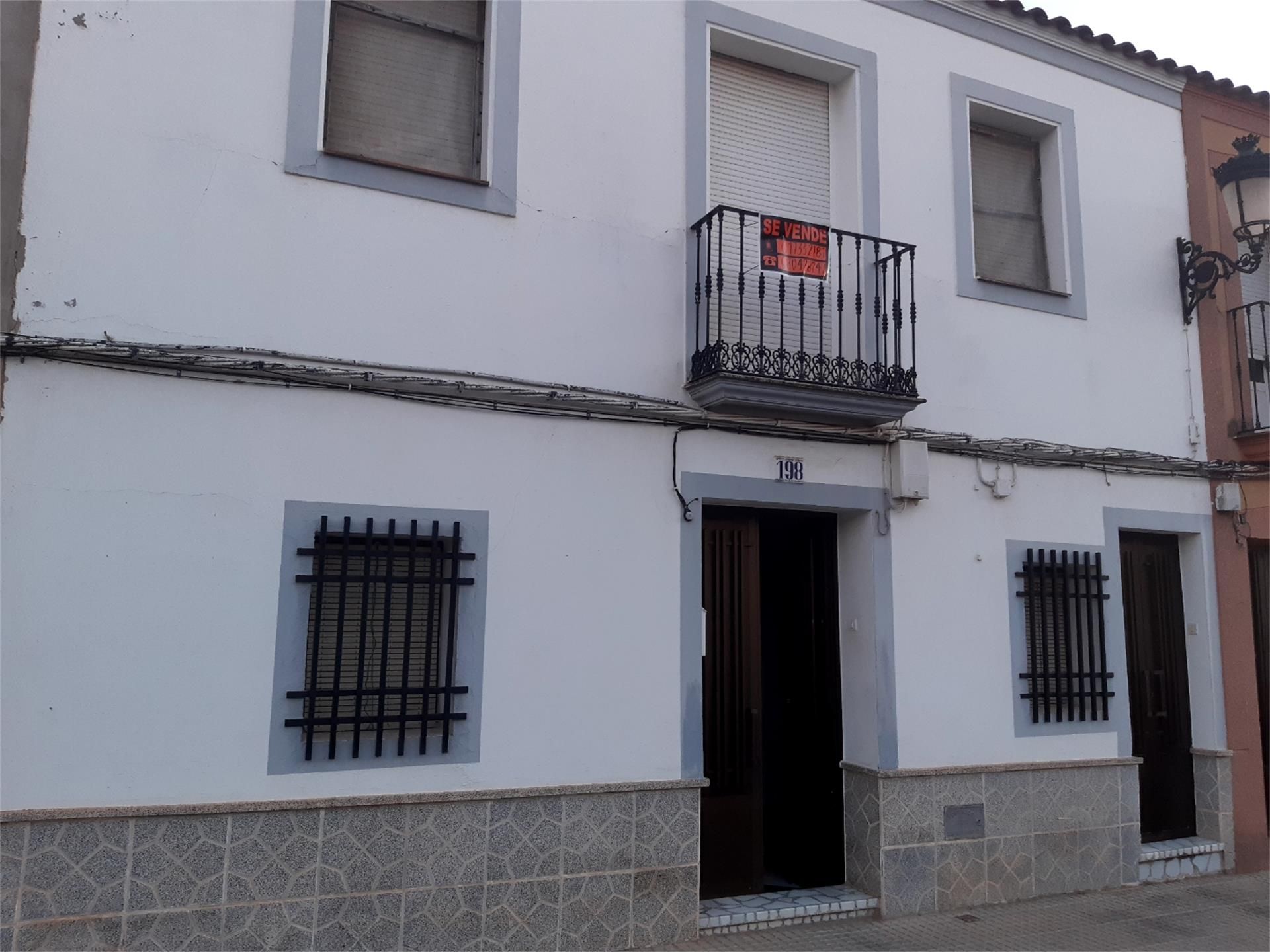 Vista exterior de Casa adosada en venda en Guareña amb Terrassa i Balcó
