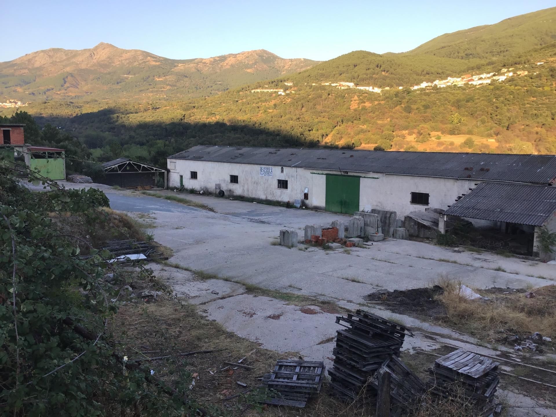 Vista exterior de Nau industrial en venda en Mombeltrán