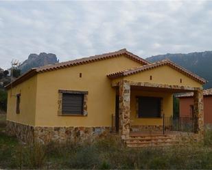 Vista exterior de Casa o xalet en venda en Yeste amb Jardí privat i Terrassa