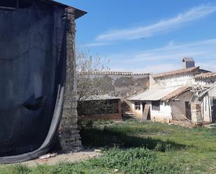 Vista exterior de Casa adosada en venda en Carriches amb Calefacció, Jardí privat i Terrassa