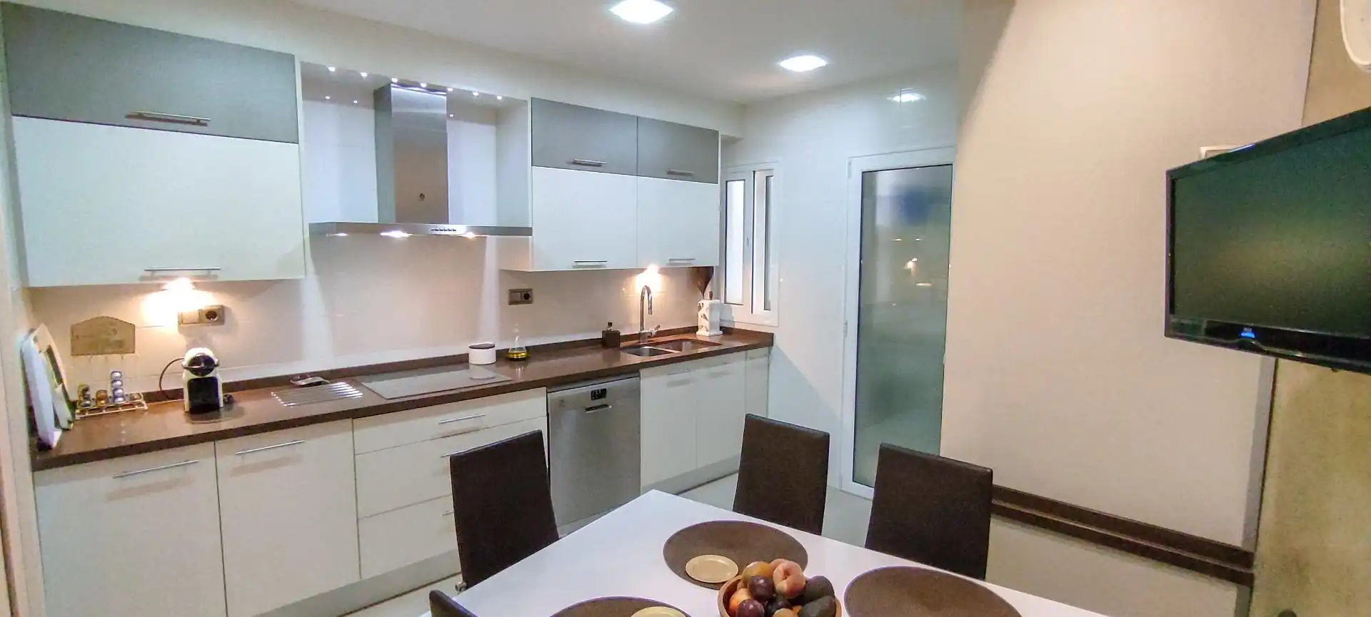 Flat for sale in Calle Arabial, 36, Camino de Ronda Kitchen of Flat for sale in Granada with Air Conditioner, Heating and Parquet flooring