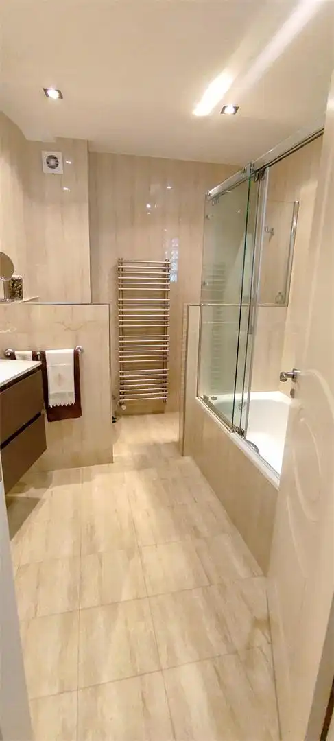 Flat for sale in Calle Arabial, 36, Camino de Ronda Bathroom of Flat for sale in Granada with Air Conditioner, Heating and Parquet flooring