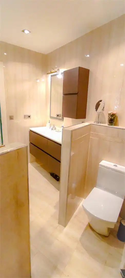 Flat for sale in Calle Arabial, 36, Camino de Ronda Bathroom of Flat for sale in Granada with Air Conditioner, Heating and Parquet flooring