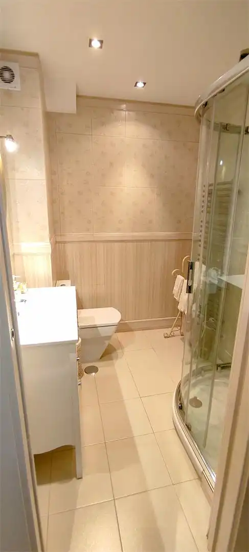 Flat for sale in Calle Arabial, 36, Camino de Ronda Bathroom of Flat for sale in Granada with Air Conditioner, Heating and Parquet flooring