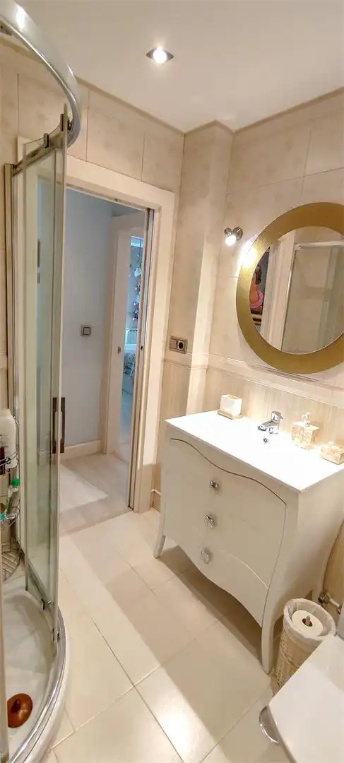 Flat for sale in Calle Arabial, 36, Camino de Ronda Bathroom of Flat for sale in Granada with Air Conditioner, Heating and Parquet flooring