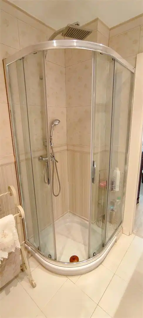 Flat for sale in Calle Arabial, 36, Camino de Ronda Bathroom of Flat for sale in Granada with Air Conditioner, Heating and Parquet flooring
