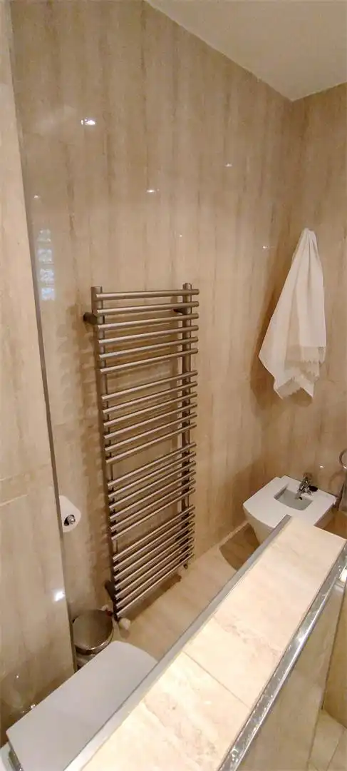 Flat for sale in Calle Arabial, 36, Camino de Ronda Bathroom of Flat for sale in Granada with Air Conditioner, Heating and Parquet flooring