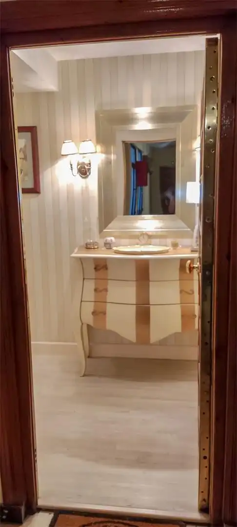 Flat for sale in Calle Arabial, 36, Camino de Ronda Bathroom of Flat for sale in Granada with Air Conditioner, Heating and Parquet flooring