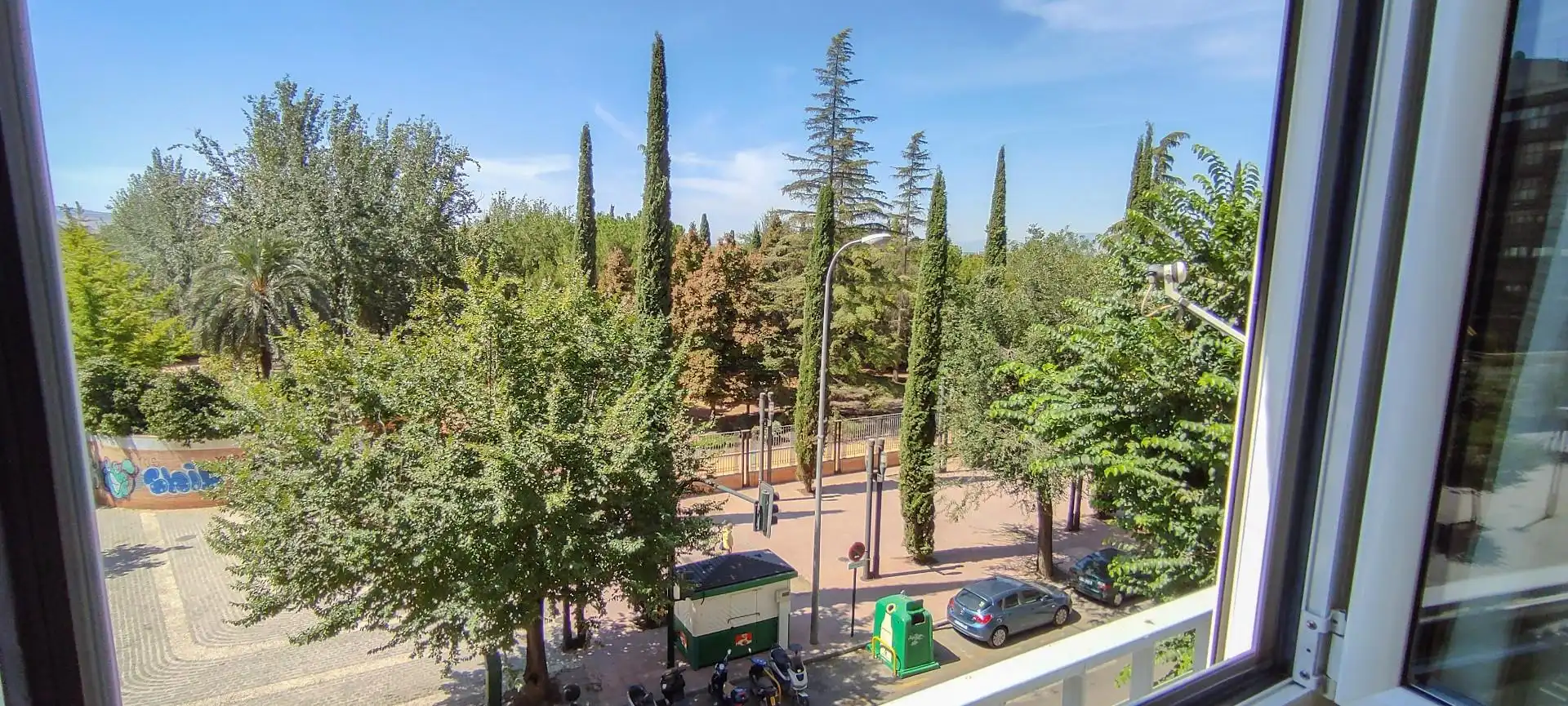 Flat for sale in Calle Arabial, 36, Camino de Ronda Exterior view of Flat for sale in Granada with Air Conditioner, Heating and Parquet flooring