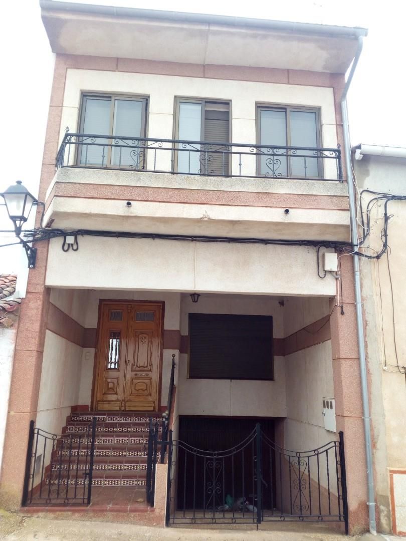 Vista exterior de Casa adosada en venda en Viveros amb Moblat, Rentadora i Microones