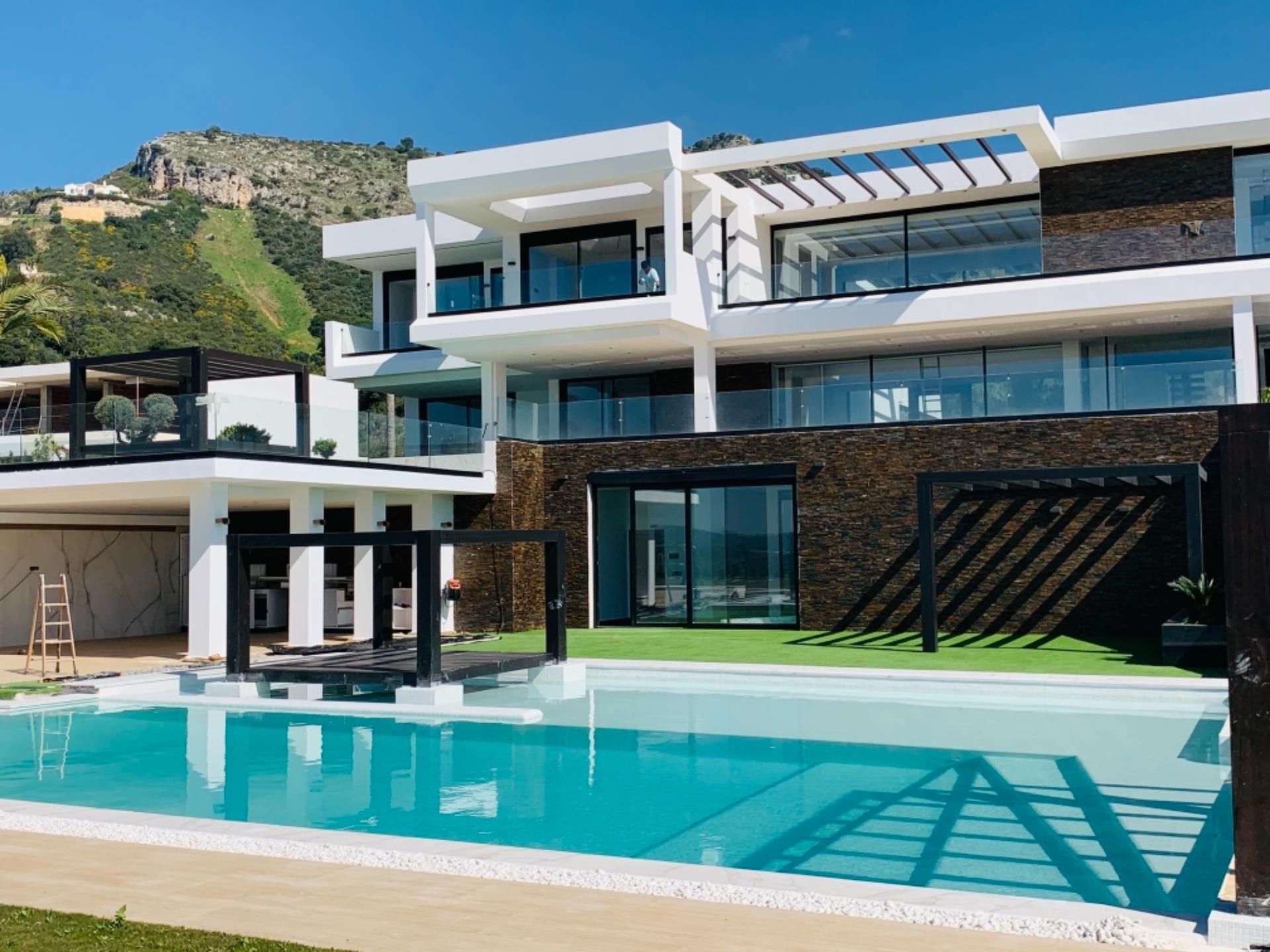 Vista exterior de Casa o xalet en venda en Benahavís amb Aire condicionat, Calefacció i Jardí privat