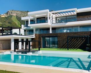 Vista exterior de Casa o xalet en venda en Benahavís amb Aire condicionat, Terrassa i Piscina