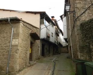 Vista exterior de Casa adosada en venda en San Martín de Trevejo amb Balcó