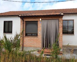 Außenansicht von Einfamilien-Reihenhaus zum verkauf in Argujillo mit Heizung, Privatgarten und Möbliert