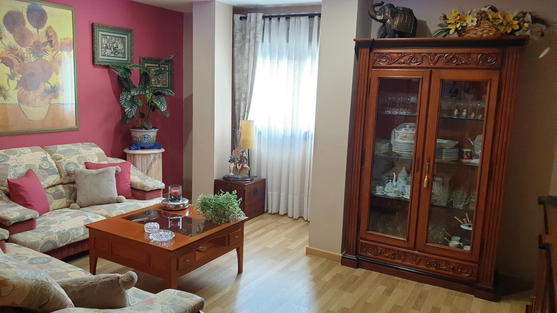 Sala d'estar de Dúplex en venda en Torredonjimeno amb Aire condicionat, Terrassa i Balcó