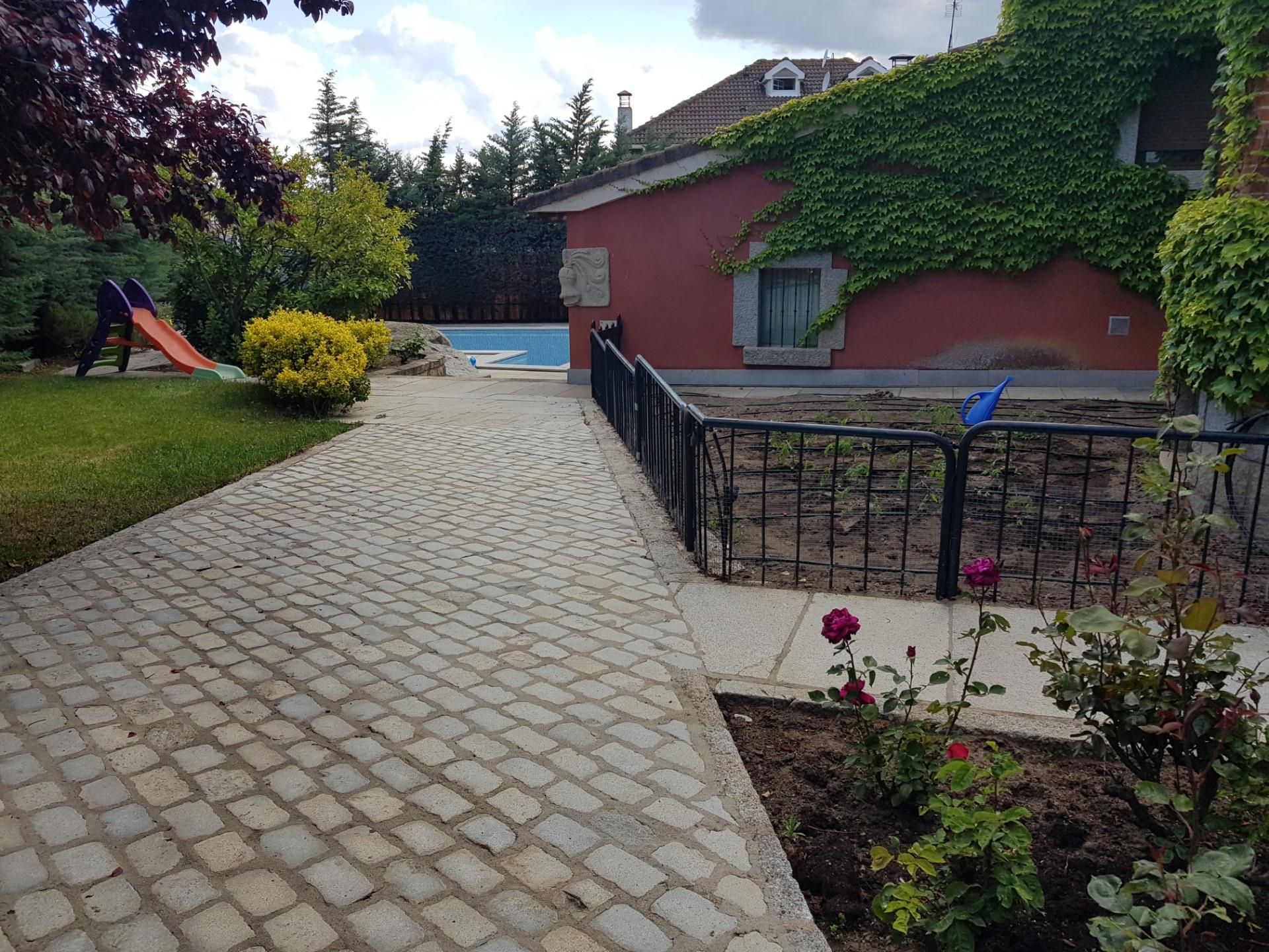 Piscina de Casa o xalet en venda en Ávila Capital amb Calefacció, Jardí privat i Terrassa