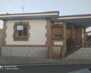 Vista exterior de Casa adosada en venda en La Puebla de Montalbán amb Aire condicionat