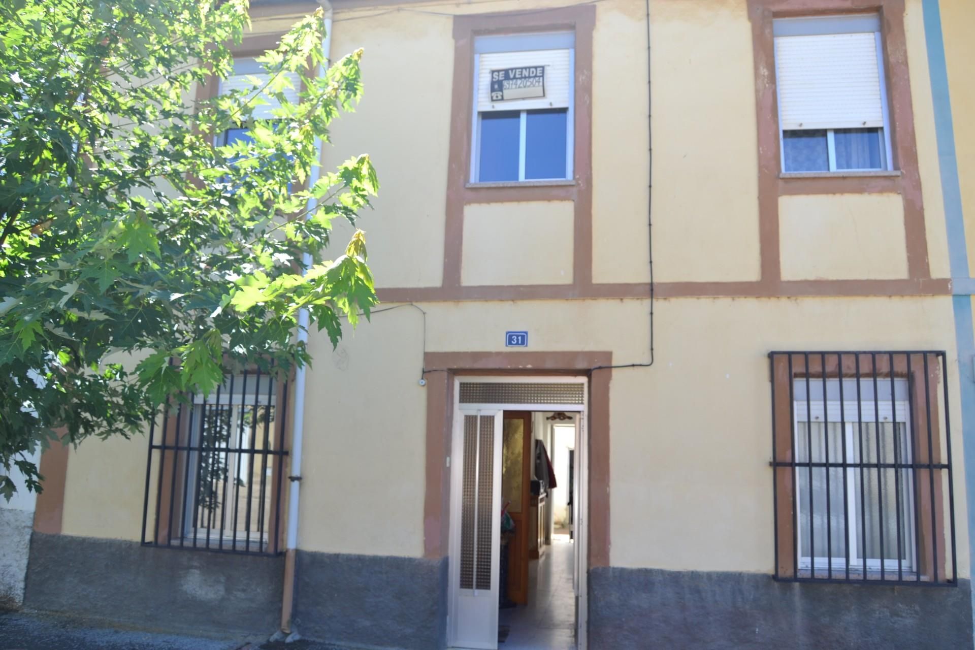 Vista exterior de Casa o xalet en venda en Santas Martas amb Calefacció, Jardí privat i Parquet