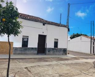 Exterior view of Single-family semi-detached for sale in Granja de Torrehermosa  with Private garden, Terrace and Storage room