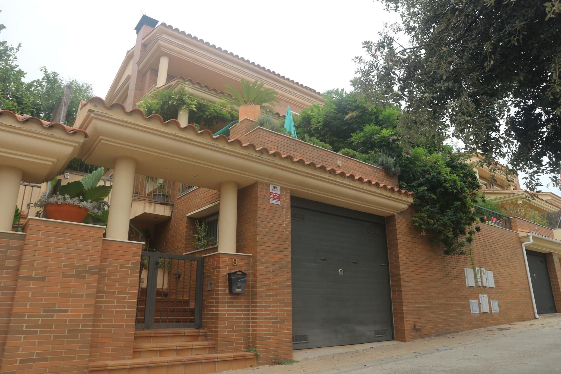 Exterior view of Single-family semi-detached for sale in Sant Vicenç de Montalt  with Terrace and Balcony
