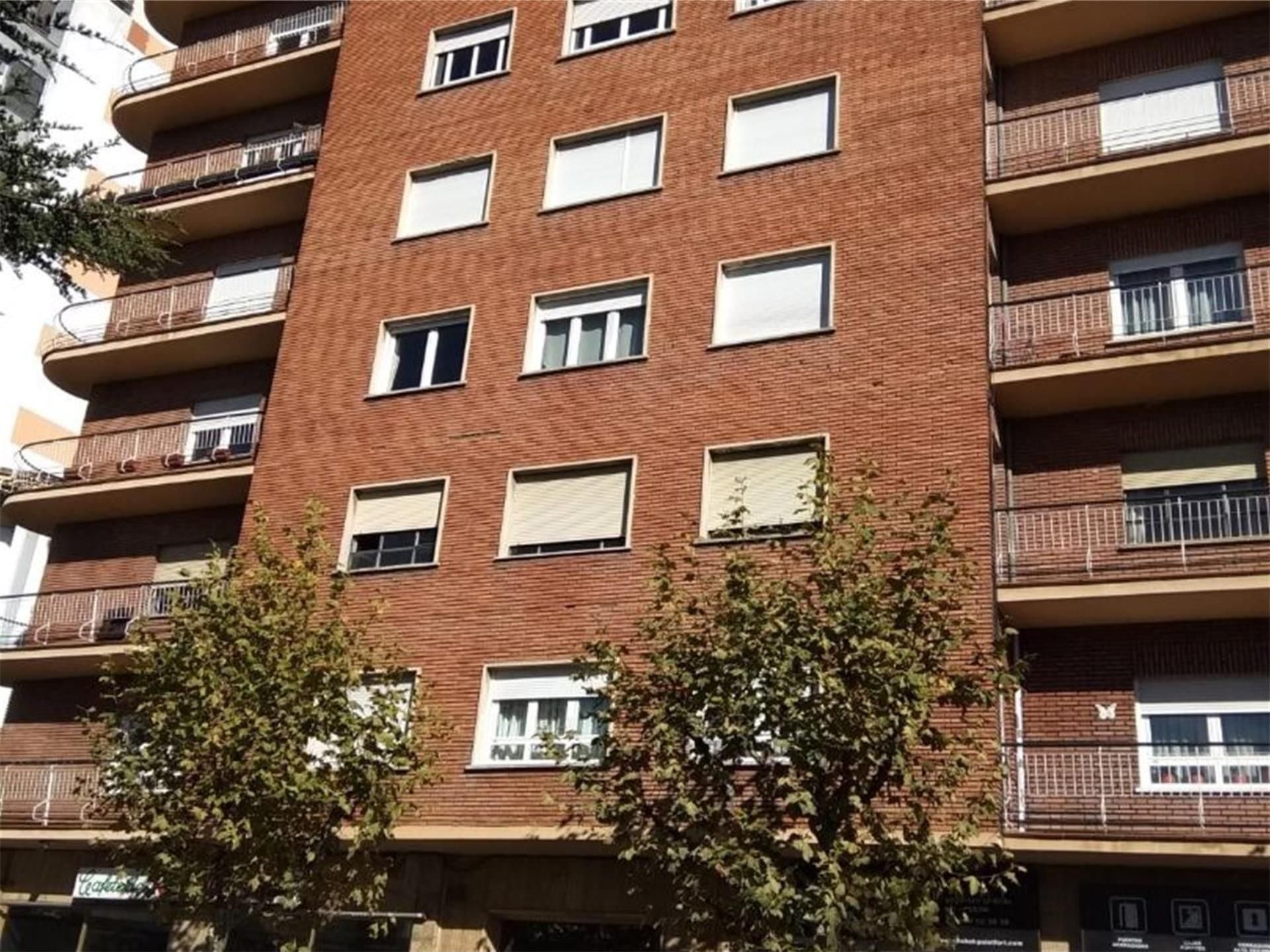 Vista exterior de Pis en venda en León Capital  amb Calefacció, Parquet i Terrassa