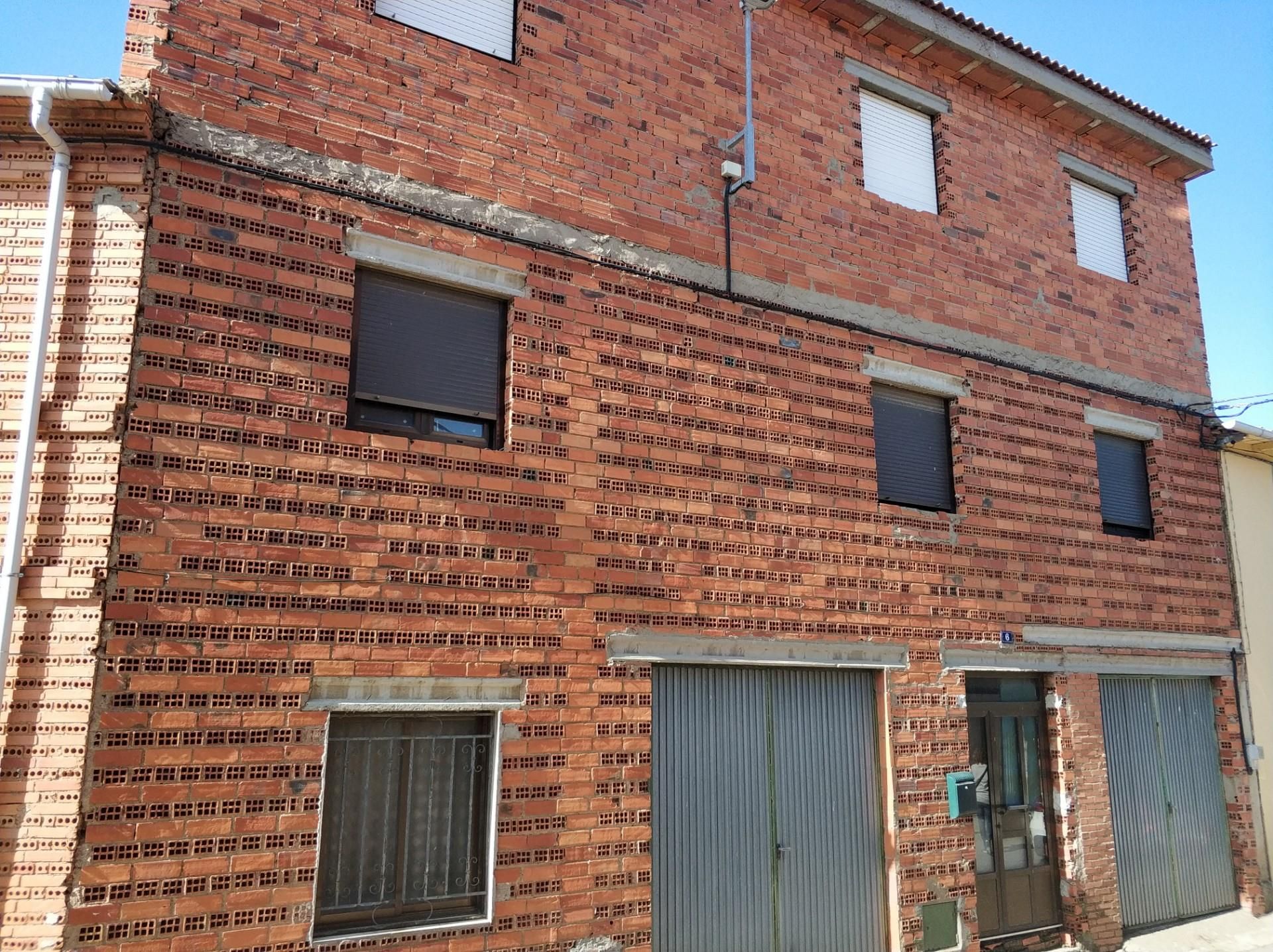 Vista exterior de Casa adosada en venda en Villadangos del Páramo amb Balcó