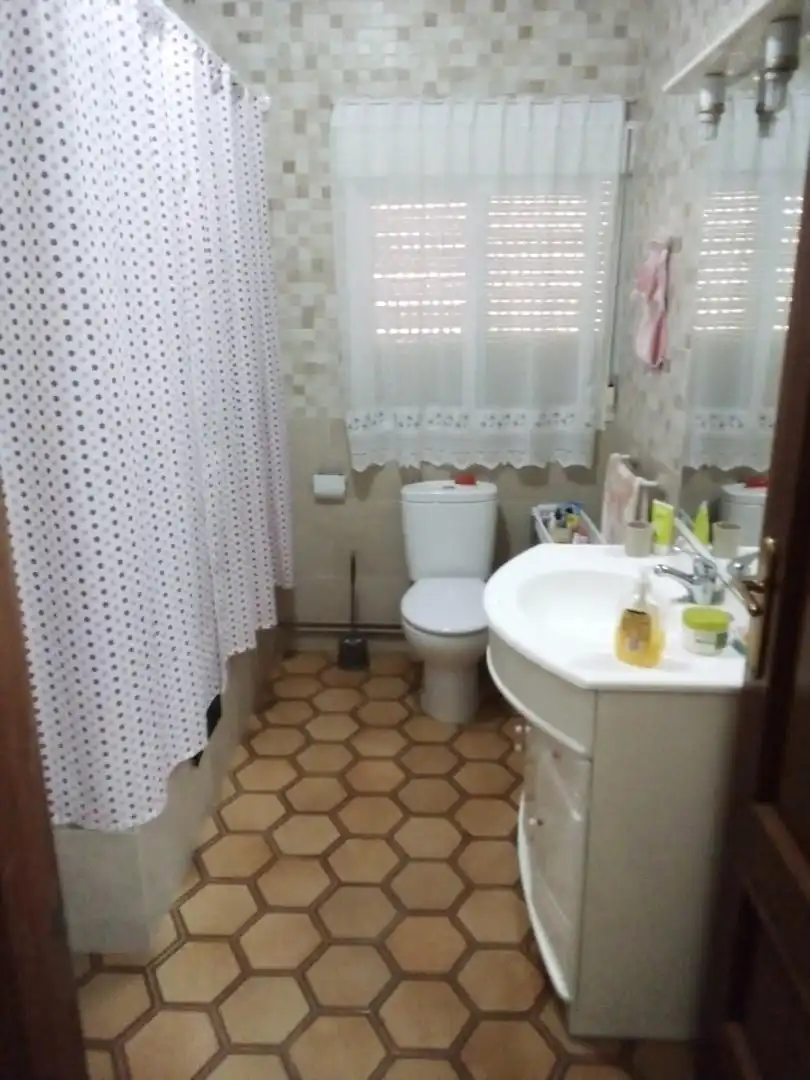 Piso en venta en Calle Olivarillo, Torrenueva Baño de Piso en venta en Torrenueva con Terraza y Balcón