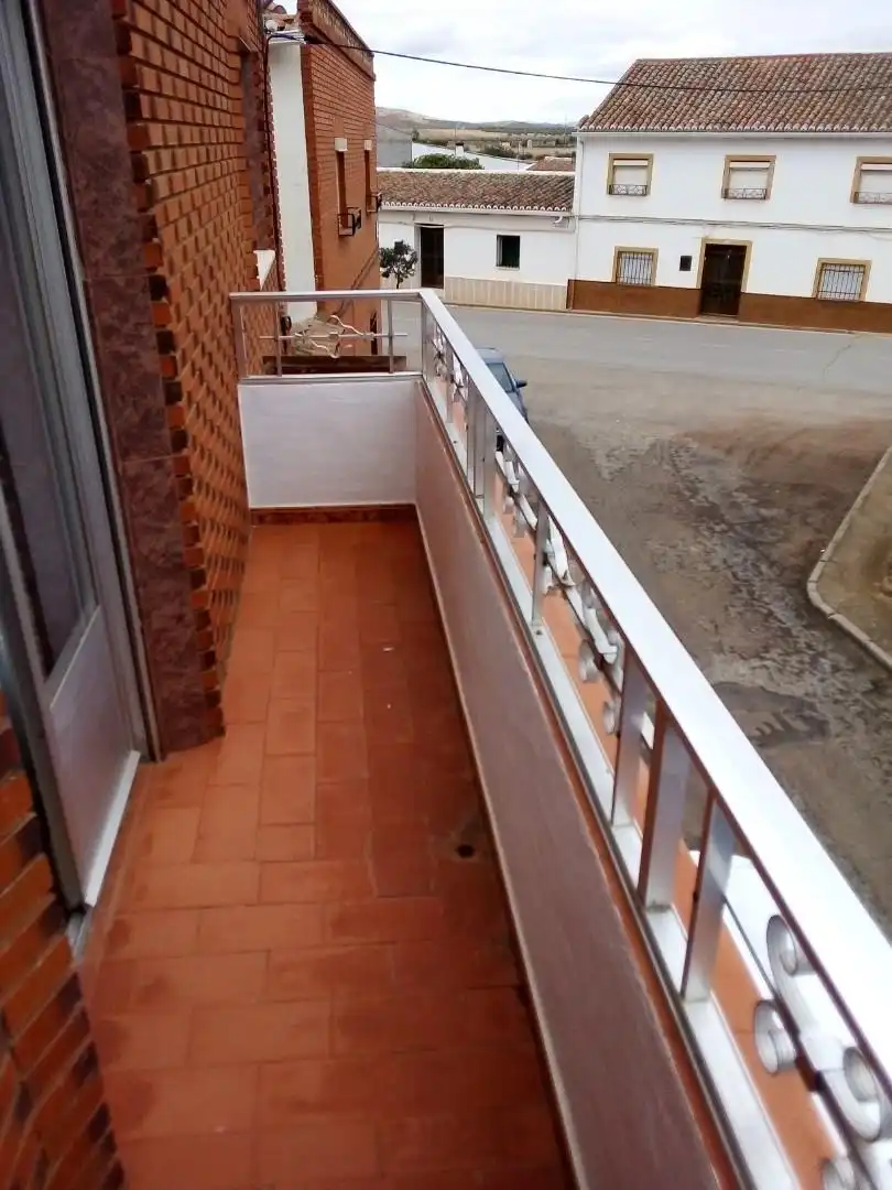 Piso en venta en Calle Olivarillo, Torrenueva Vista exterior de Piso en venta en Torrenueva con Terraza y Balcón