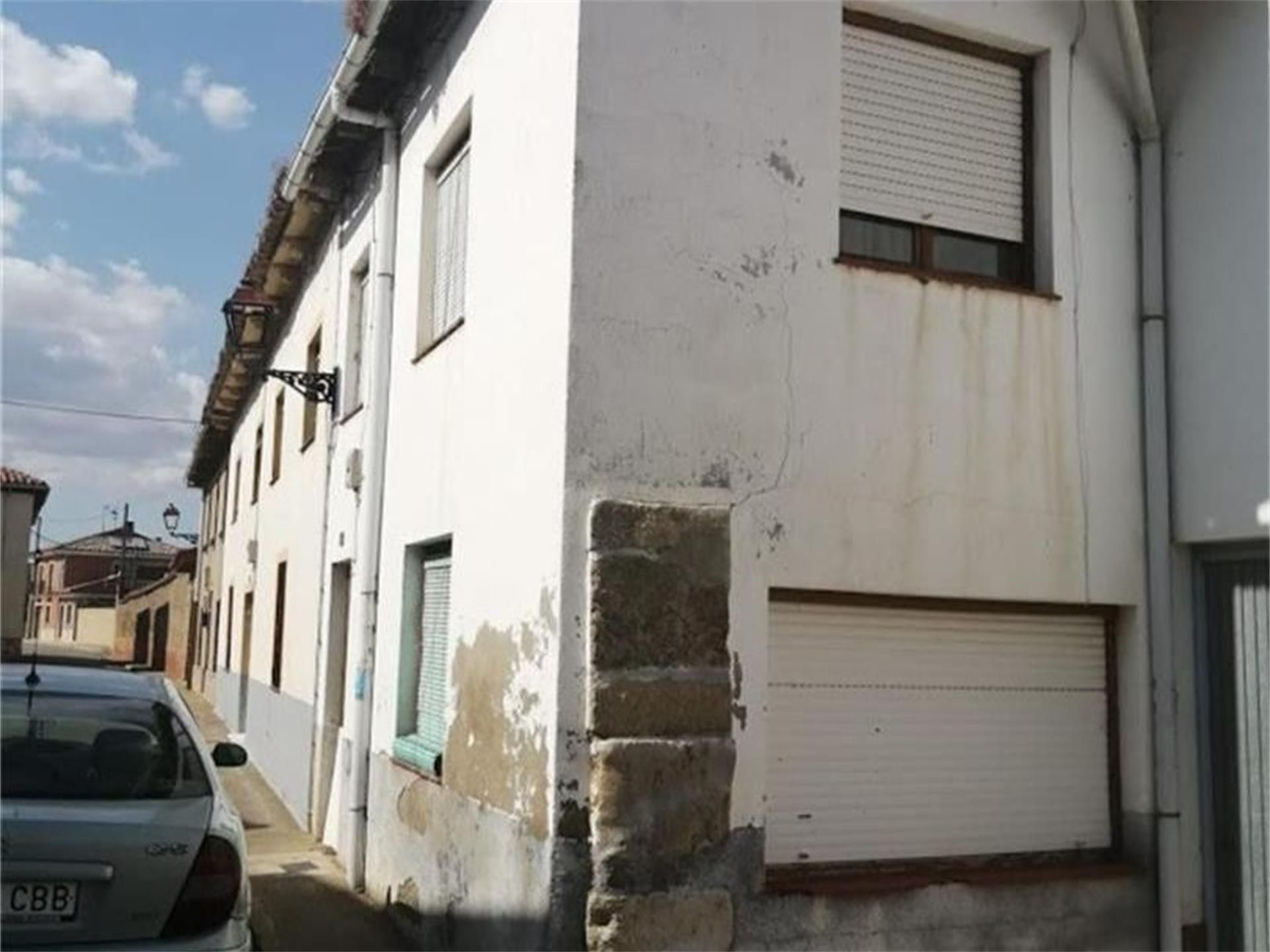 Vista exterior de Casa adosada en venda en Villamañán amb Jardí privat, Moblat i Balcó