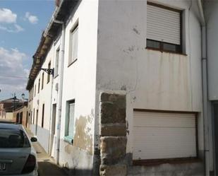 Vista exterior de Casa adosada en venda en Villamañán amb Jardí privat, Moblat i Balcó