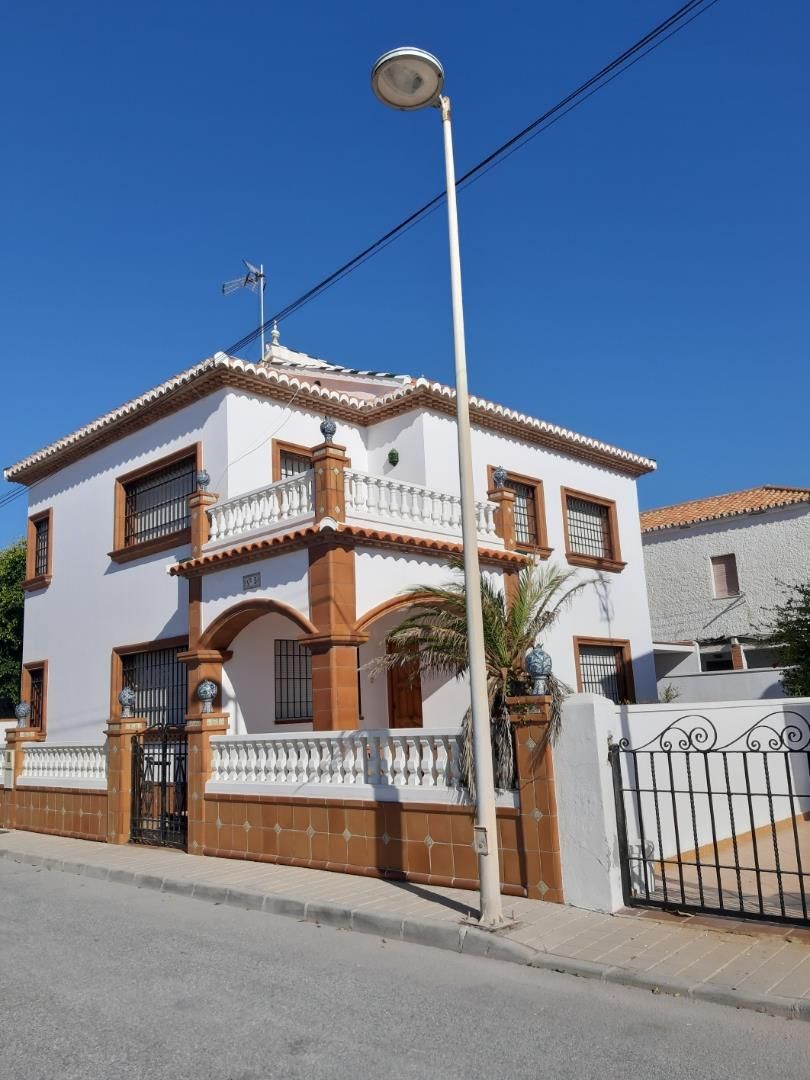 Vista exterior de Casa o xalet en venda en Motril amb Jardí privat, Terrassa i Traster