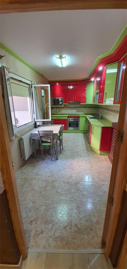 Casa adosada en venda a Calle Magdalena, Valdepeñas Cuina de Casa adosada en venda en Valdepeñas amb Aire condicionat i Terrassa