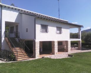 Außenansicht von Haus oder Chalet miete in Navaluenga mit Heizung, Terrasse und Möbliert