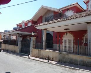 Vista exterior de Casa adosada en venda en Totana amb Terrassa i Balcó