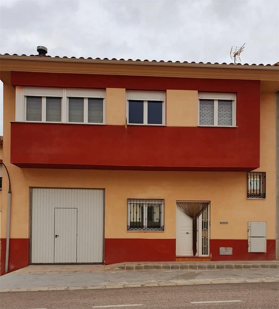 Vista exterior de Casa adosada en venda en Pozo-Lorente amb Calefacció, Terrassa i Traster