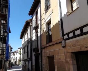 Vista exterior de Casa adosada en venda en Covarrubias amb Balcó