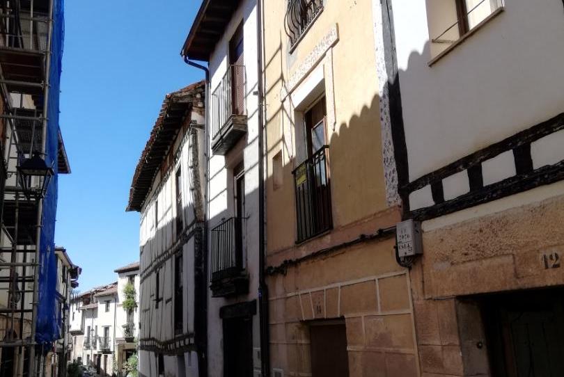 Casa adosada en venta en Calle de Los Castros, 15, Covarrubias, Burgos - imagen 1 Foto 1 de Casa adosada en venta en Calle de Los Castros, 15, Covarrubias, Burgos