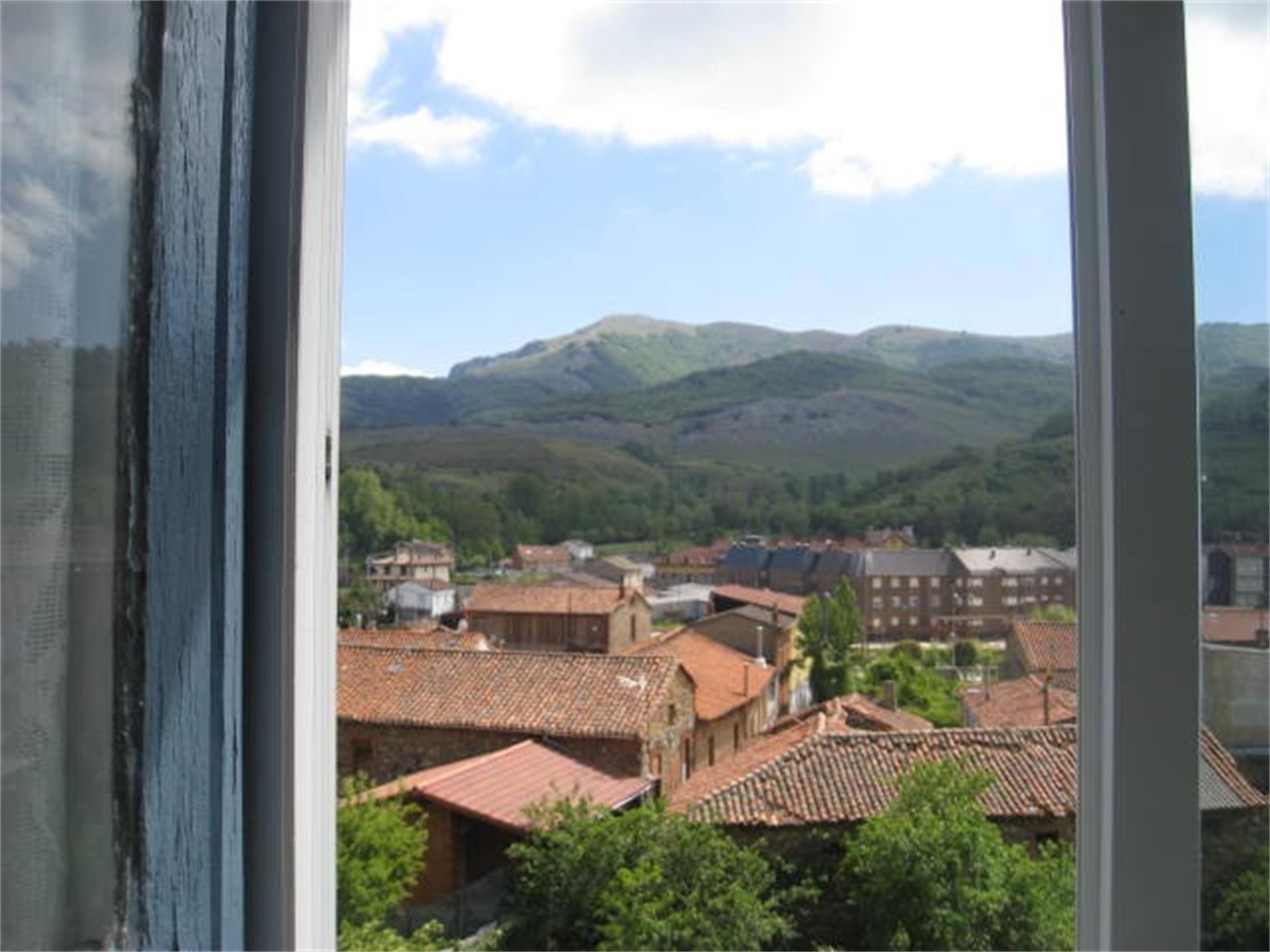 Vista exterior de Apartament en venda en La Pola de Gordón  amb Calefacció, Traster i Moblat