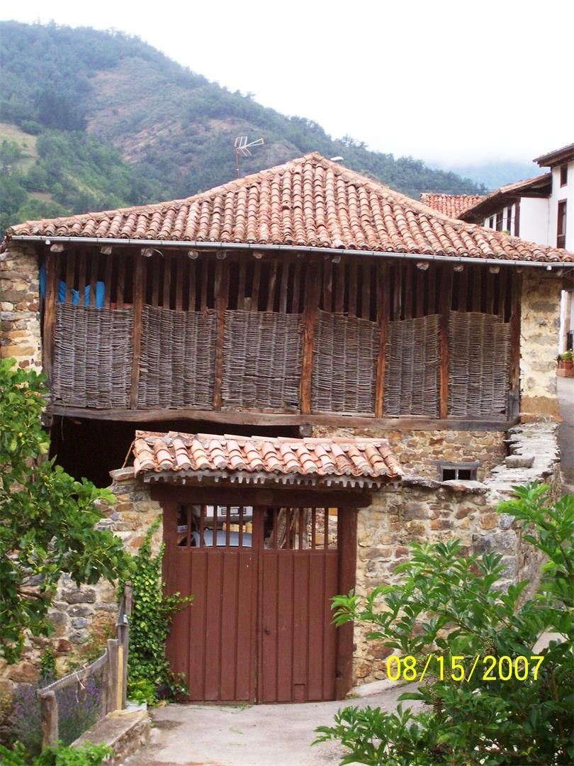 Vista exterior de Casa o xalet en venda en Camaleño amb Terrassa i Balcó