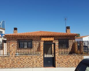 Vista exterior de Casa o xalet en venda en Puebla de la Reina amb Aire condicionat