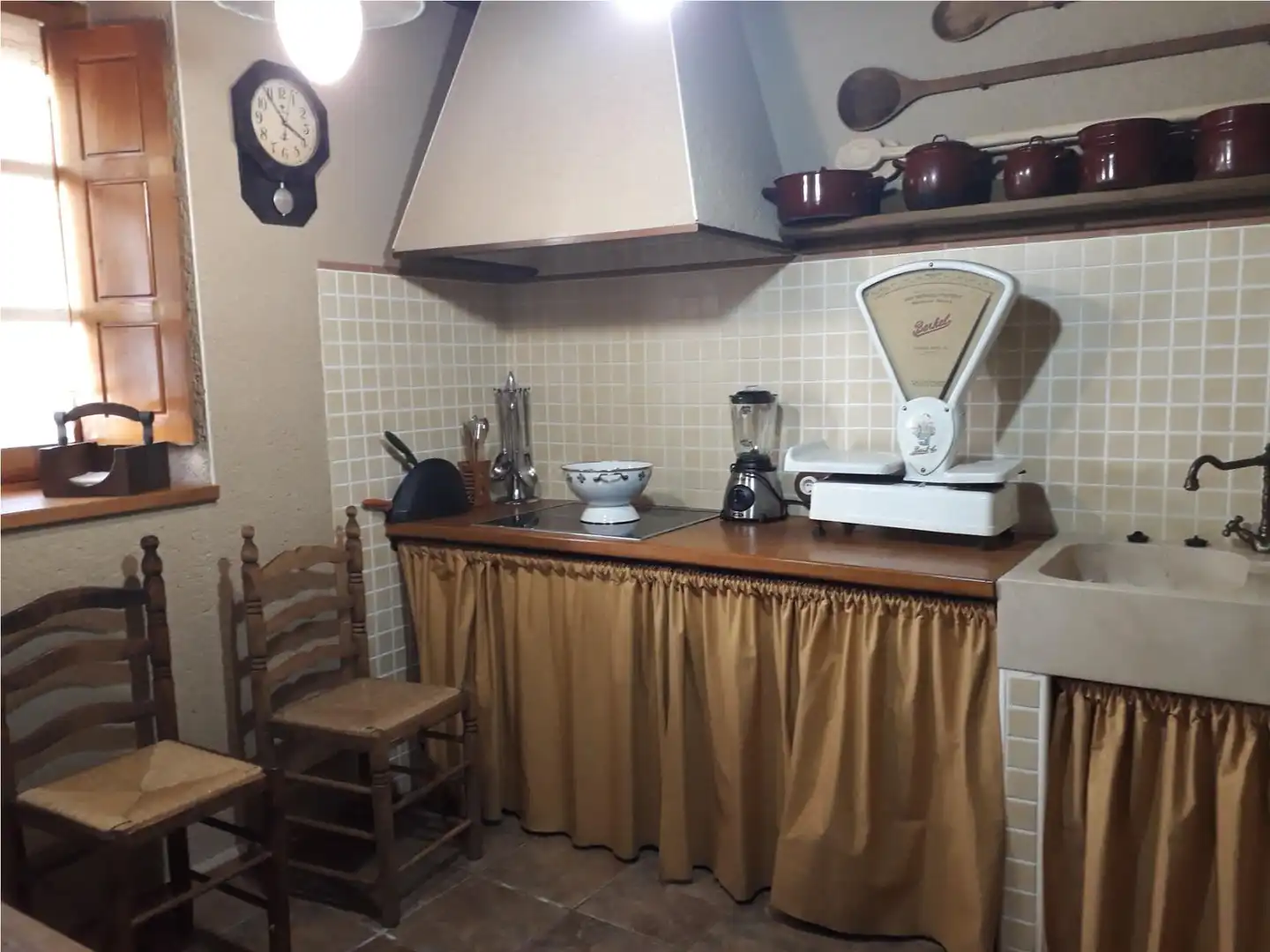 Casa adosada en venda a Calle Alba, Hinojosa de Duero Cuina de Casa adosada en venda en Hinojosa de Duero amb Jardí privat i Rentadora