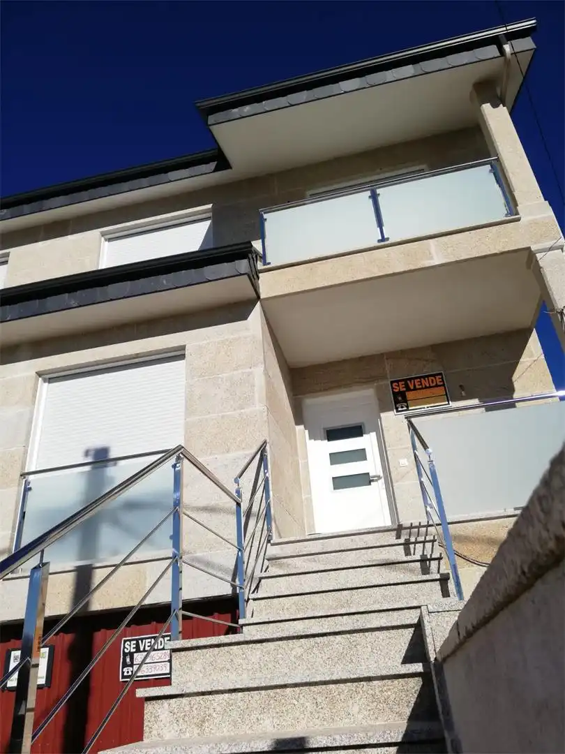 Casa adosada en venta en do Marqués de Trives, A Pobra de Trives Vista exterior de Casa adosada en venta en A Pobra de Trives con Calefacción, Jardín privado y Parquet