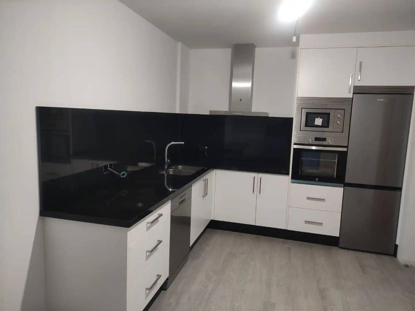 Casa adosada en venta en do Marqués de Trives, A Pobra de Trives Cocina de Casa adosada en venta en A Pobra de Trives con Calefacción, Jardín privado y Parquet