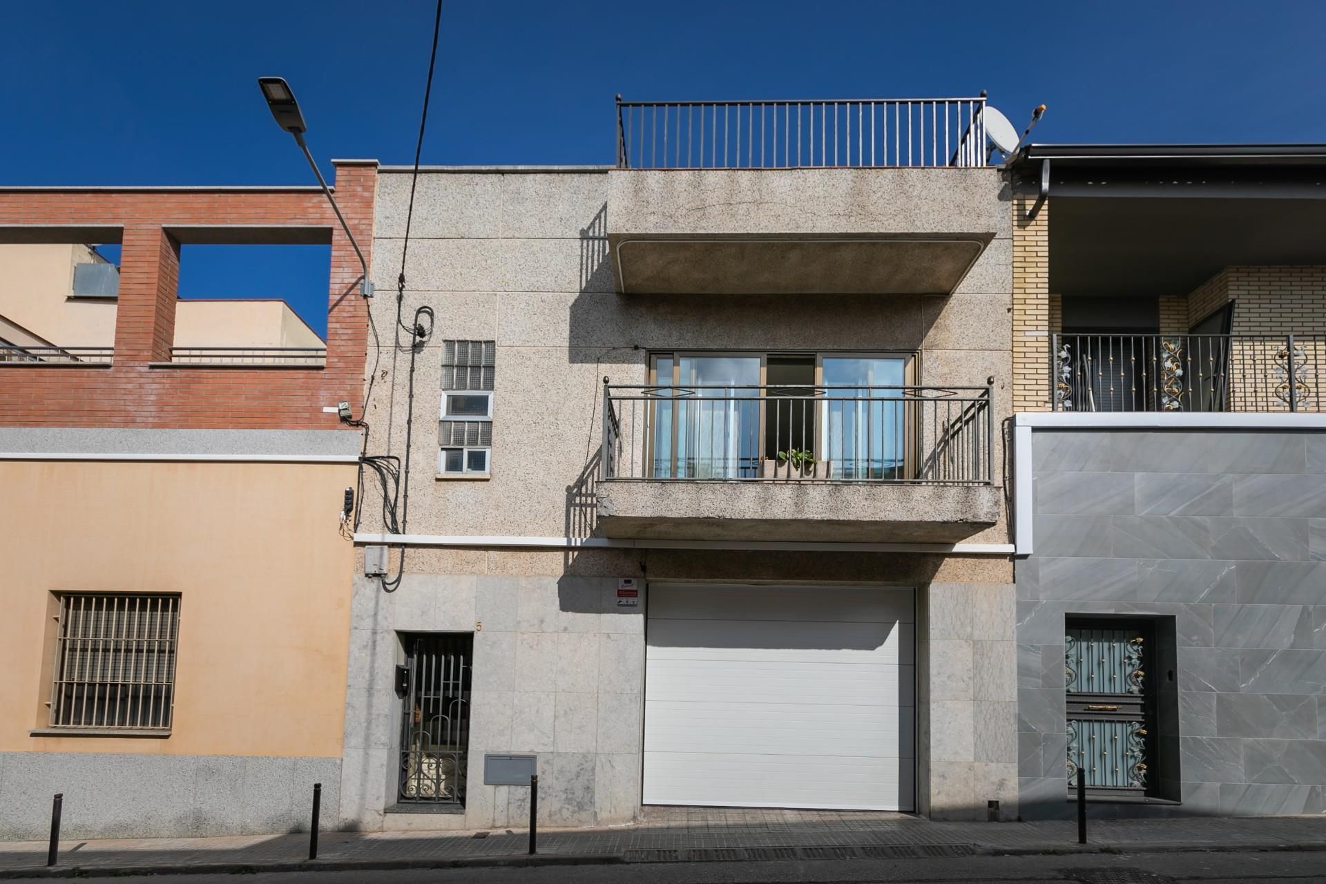 Exterior view of Single-family semi-detached for sale in Terrassa  with Air Conditioner, Terrace and Balcony