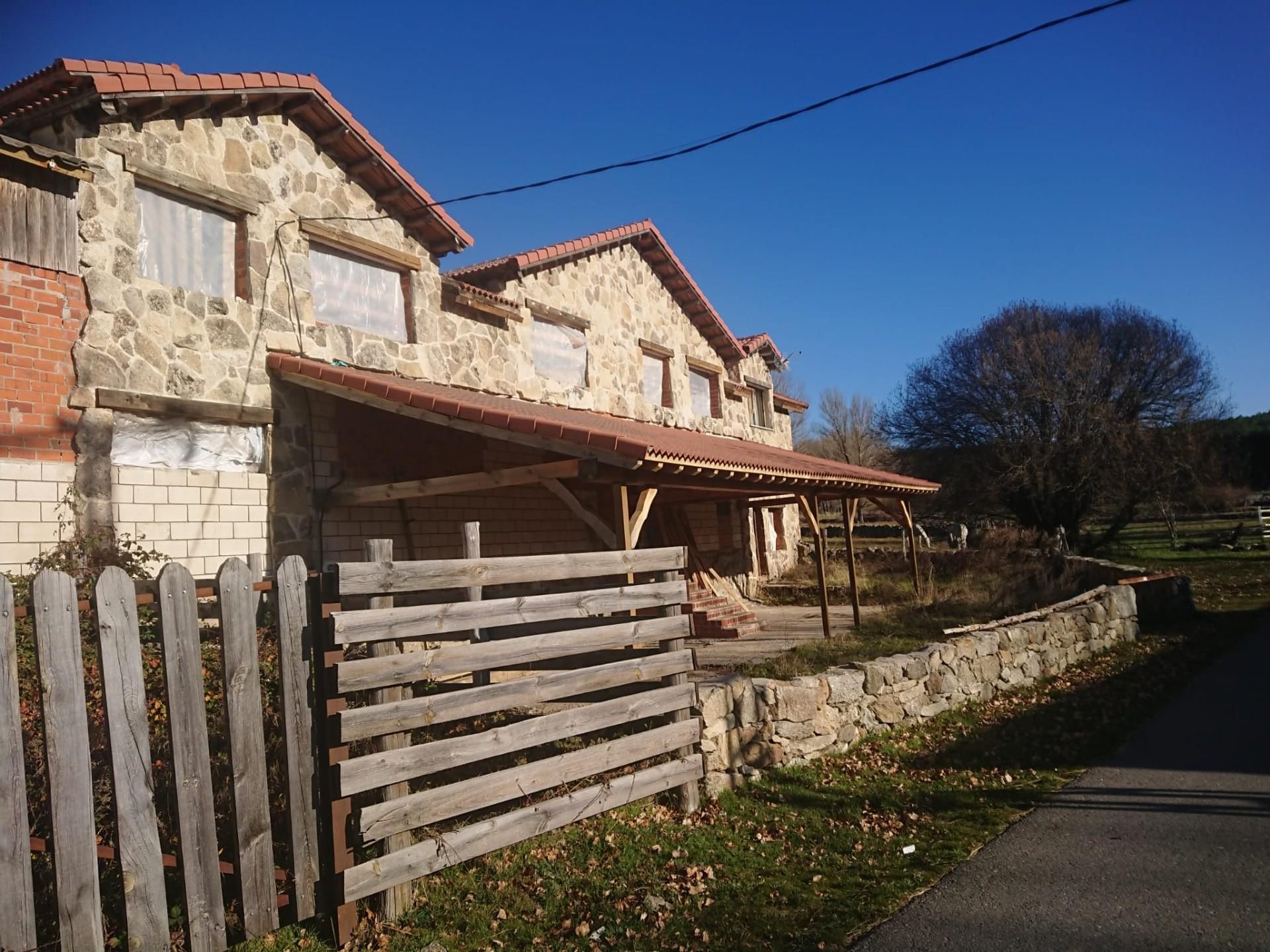 Vista exterior de Local en venda en Navarredonda de Gredos