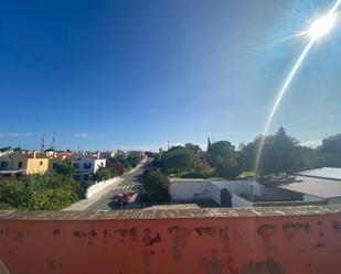 Vista exterior de Casa adosada en venda en Valencina de la Concepción amb Aire condicionat i Terrassa