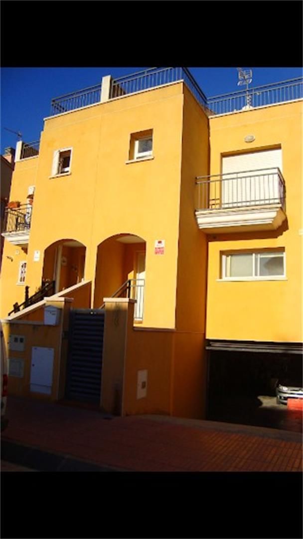 Vista exterior de Casa adosada en venda en Bellvei amb Aire condicionat, Terrassa i Balcó