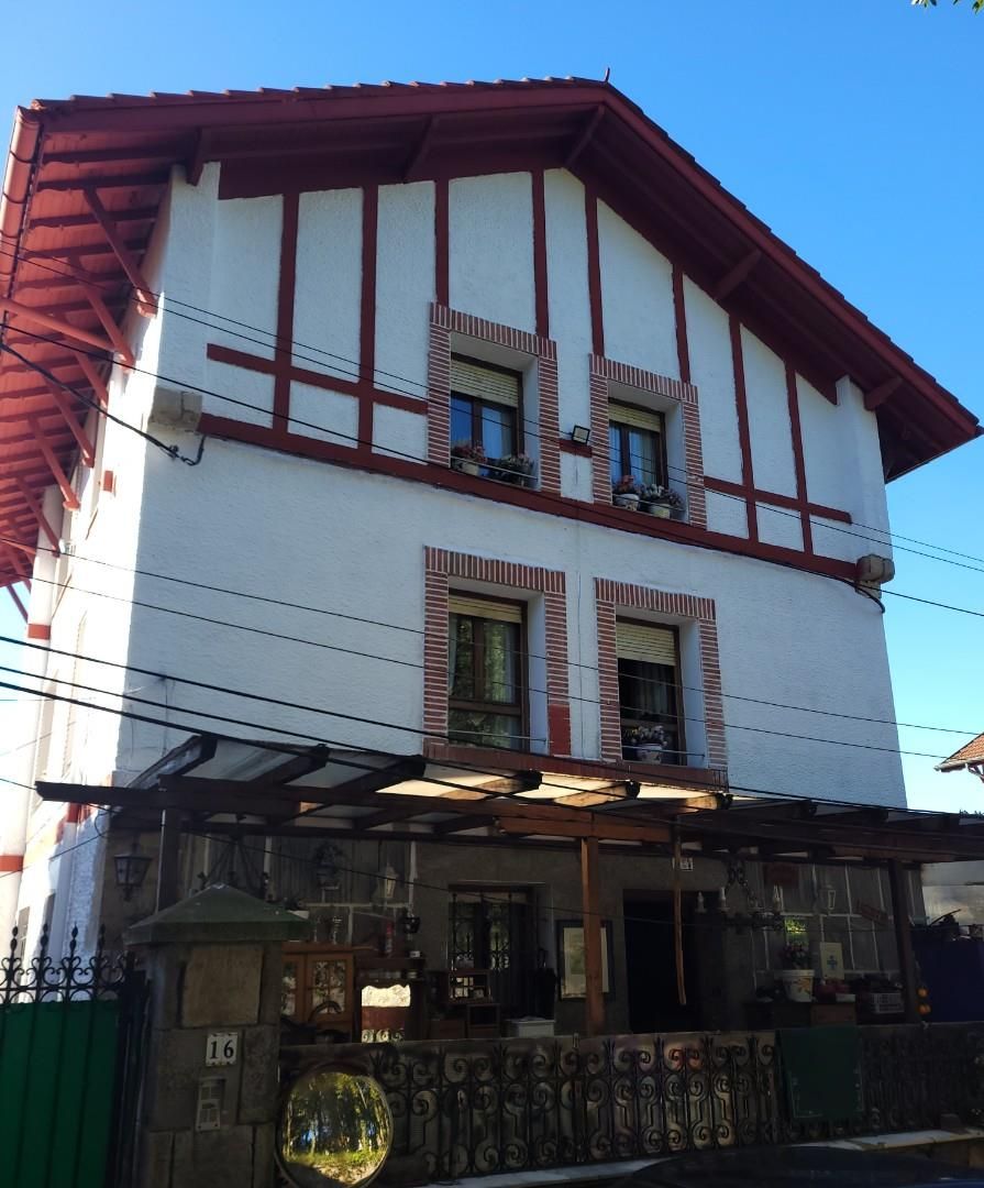 Vista exterior de Casa o xalet en venda en Bilbao  amb Calefacció, Jardí privat i Parquet