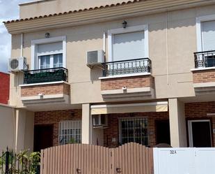 Vista exterior de Casa adosada en venda en San Javier amb Aire condicionat, Terrassa i Balcó