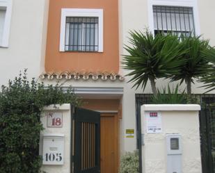 Vista exterior de Casa adosada en venda en Vélez-Málaga amb Aire condicionat, Terrassa i Balcó